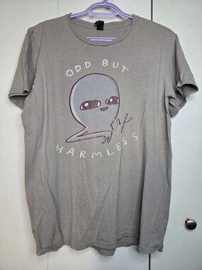 ☀️Strange Planet Men's M Gray "Odd But Harmless" Alien Graphic Short Sleeve Tee